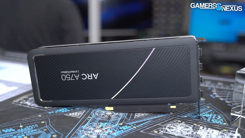 Так выглядит предтоповая видеокарта Intel нового поколения для ПК. Опубликовано живое изображение Intel Arc A750 Limited Edition