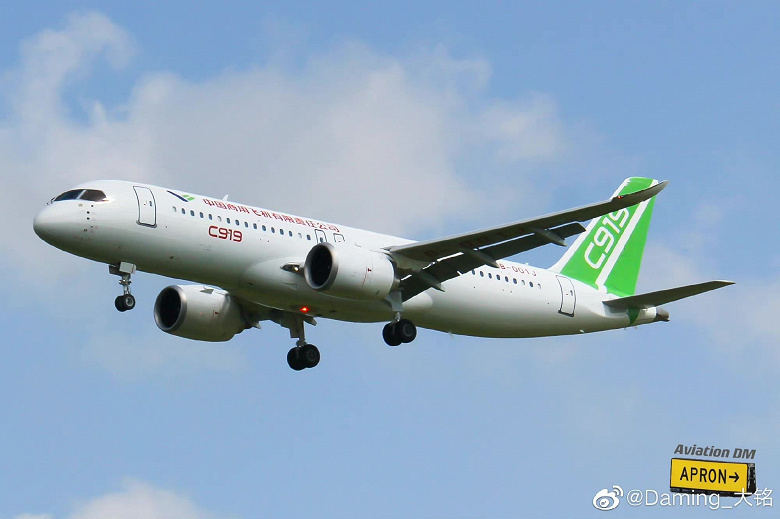 Убийца Boeing 737 и Airbus A320 готов к выполнению коммерческих рейсов. Китайский среднемагистральный самолёт COMAC 919 получил сертификат типа на торжественной церемонии в Пекине