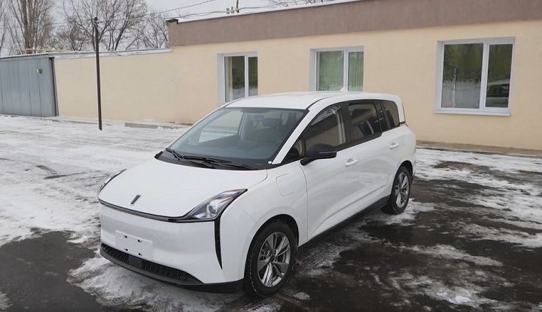 Губернатору показали электромобиль, который будет выпускаться в Саратовской области