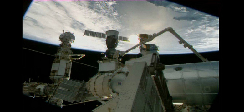 Роскосмос показал фото пробоины в космическом корабле «Союз МС-22». Заявляют о внешнем воздействии