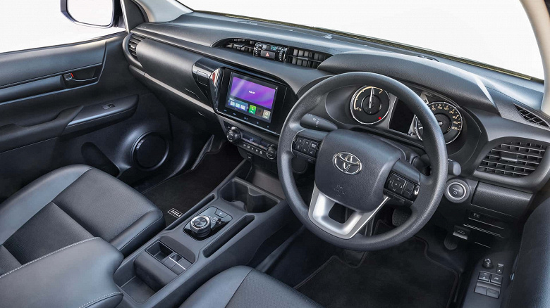 Новейшие пикапы Toyota Hilux Revo BEV превратят в маршрутки в Таиланде