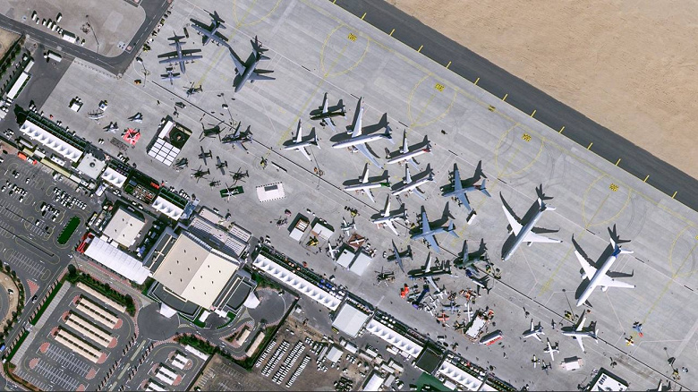 Dubai Airshow 2023 показали из космоса: десятки самолётов в кадре