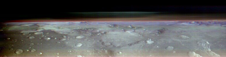«Ни один марсианский космический корабль никогда раньше не снимал такого вида»: NASA Odyssey сделал потрясающие фото горизонта Марса