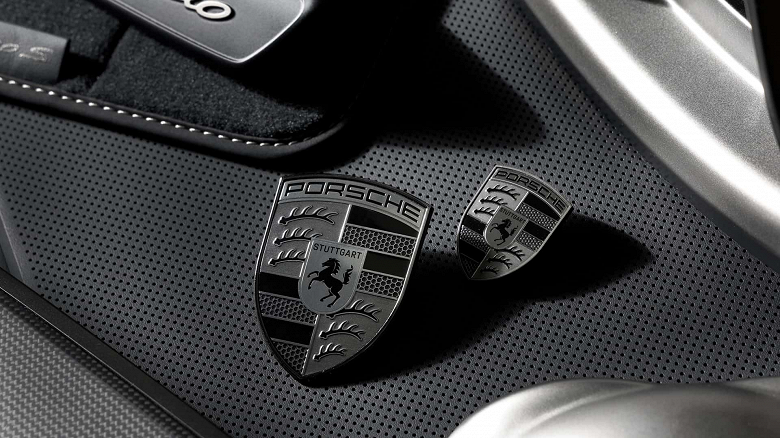 Знаменитого золотого герба Porsche больше не будет на самых мощных моделях. Компания представила логотип Turbonite и новую отделку