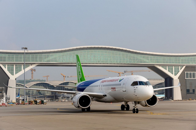 Китайские пассажирские лайнеры COMAC C919 и ARJ21 впервые покинули пределы материкового Китая, но улетели недалеко