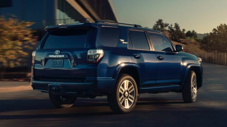 В России вышел неубиваемый внедорожник Toyota 4Runner