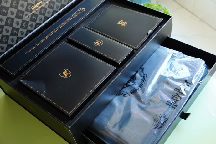 На презентации Redmi Note 12 Turbo обещают сюрприз: в приглашениях обнаружили аксессуары из вселенной Гарри Поттера