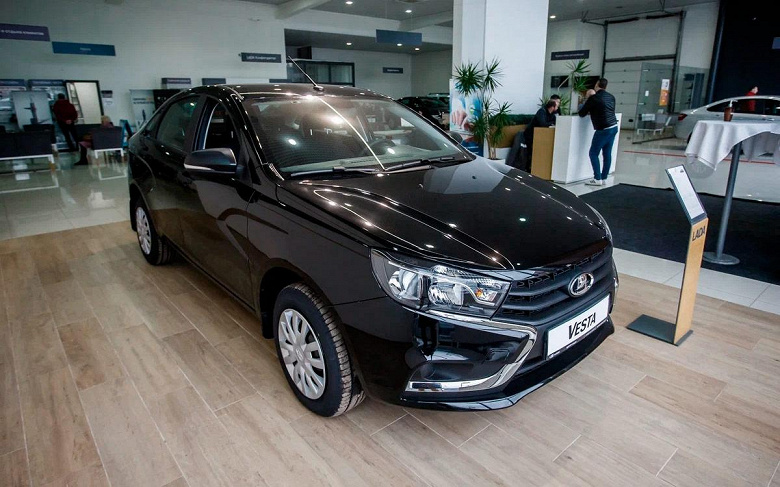 Продажи Lada Vesta рухнули – даже «Москвичей» продается в разы больше