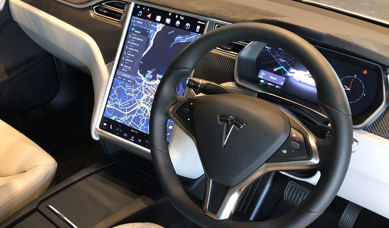 Решение Tesla заставило преданных фанатов отменить заказы: компания отказывается от выпуска Model S и Model X с правым рулём
