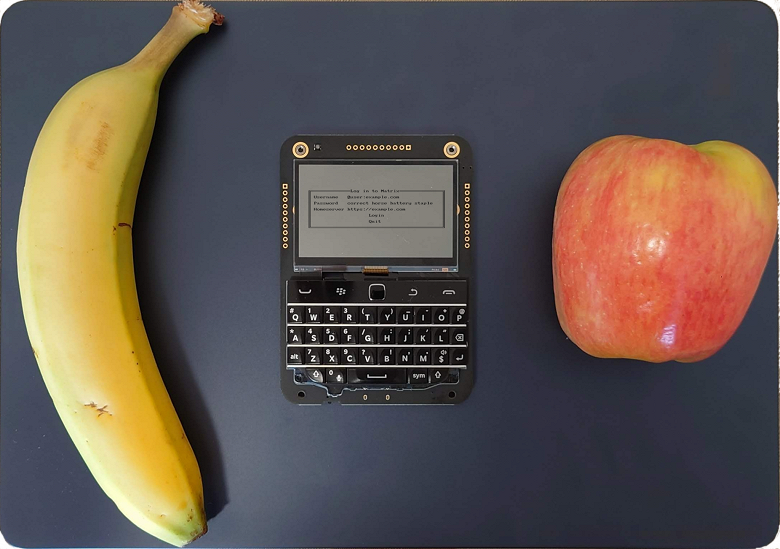Клавиатура от BlackBerry Classic, экран Memory LCD и лишь одно приложение супермессенджера Beeper. Проект Beepberry предлагает собрать очень странное мобильное устройство