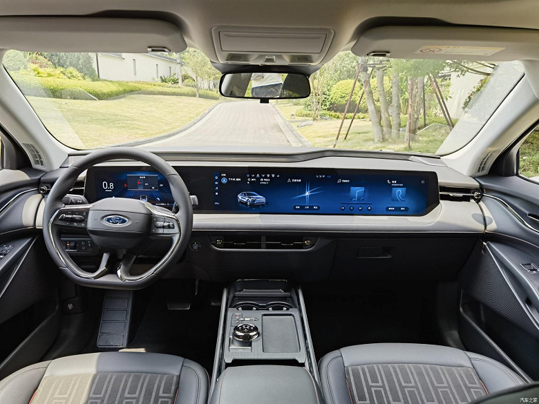 Это новейший Ford Mondeo. В Китае представлен седан с мотором 1,5 л, 8-ступенчатым «автоматом» и экраном длиной 1,1 м