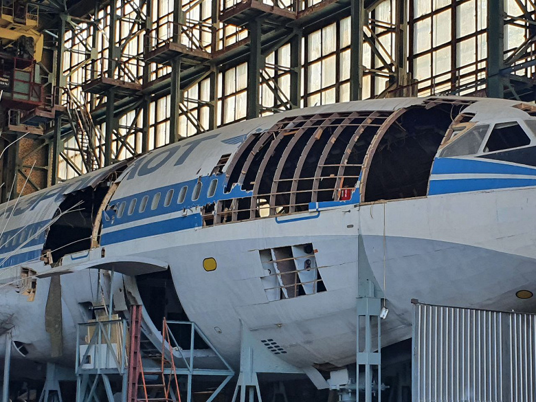 Конец эпохи: полноразмерный макет Ил-96-300 распиливают на части