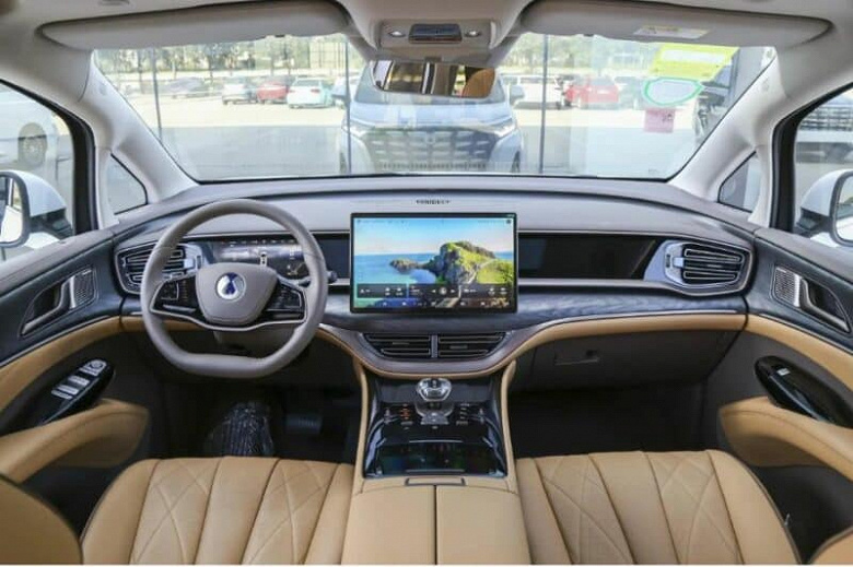 Новое детище BYD и Mercedes-Benz с семью экранами и расходом 6 л на 100 км — производитель готовится представить следующую версию Denza D9 DM-i