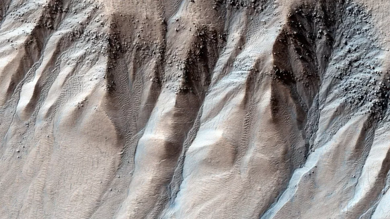 «Овраги очень похожи на земные, но это Марс, так как же они могли там образоваться?» — происхождение загадочных марсианских оврагов получило объяснение