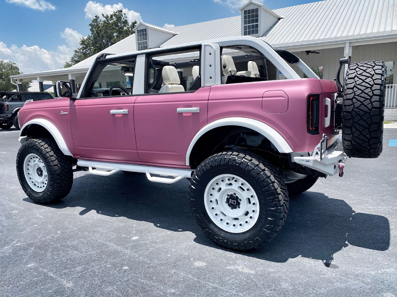 Представлен уникальный Ford Bronco, созданный в честь выхода нового голливудского фильма «Барби»