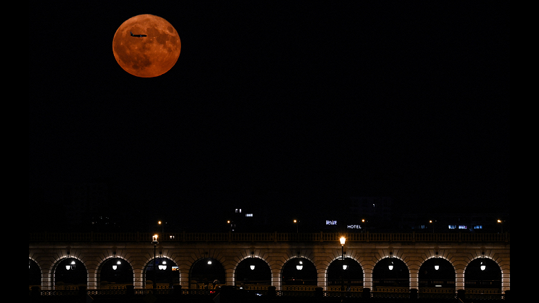 «Кровавое суперлуние» и «Громовая Луна»: впечатляющие фото со всей Земли и с борта МКС