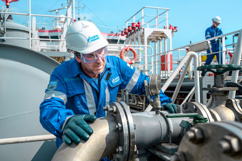 «Газпром нефть» заправила судно отработанным фритюрным маслом из «Вкусно – и точка»