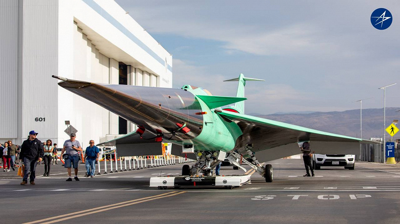 Так выглядит полностью собранный сверхзвуковой самолёт NASA X-59 QueSST. Его выкатили из ангара и готовят к лётным испытаниям