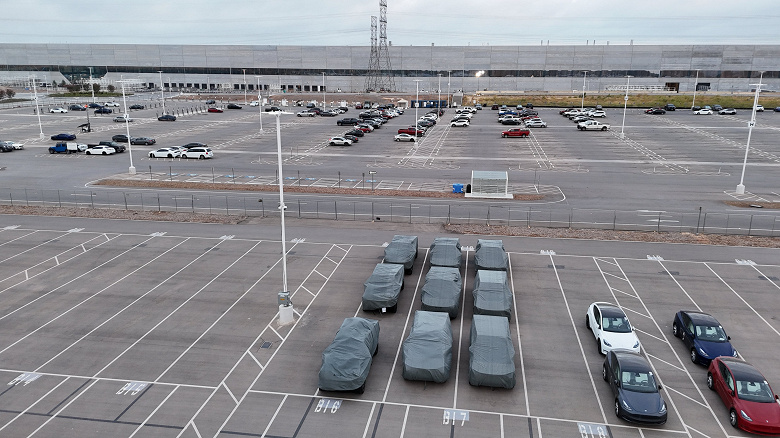 Товарные Tesla Cybertruck начали скапливаться на стоянке готовых машин на Gigafactory Texas