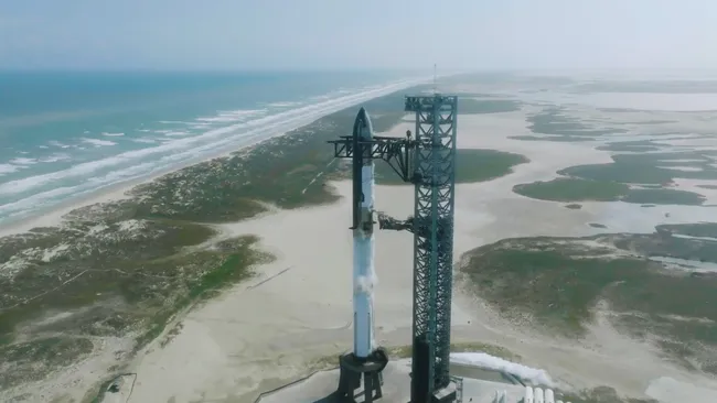 Ко второму испытательному полёту готова: SpaceX заправила огромную 122-метровую ракету Starship. Впечатляющие фото покрытого инеем корабля