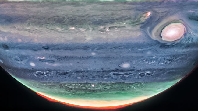 JWST сфотографировал атмосферный вихрь на Юпитере шириной более 4 800 километров