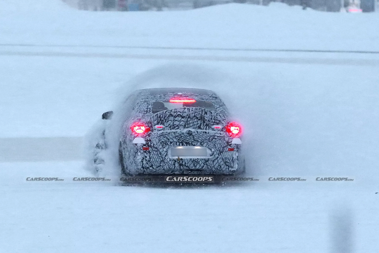Новейший полноприводный Mercedes-AMG CLA месит снег в Швеции. Появились первые живые фото автомобиля
