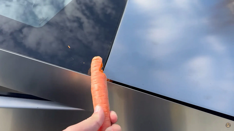 Tesla Cybertruck не заботится о пальцах — крышка багажника отрубила кусок моркови и сильно прищемила пальцы пользователя