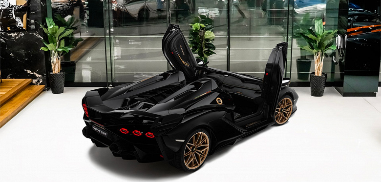 Такой в мире всего один, поэтому и цена соответствующая — полностью чёрный Lamborghini Sian выставили на продажу