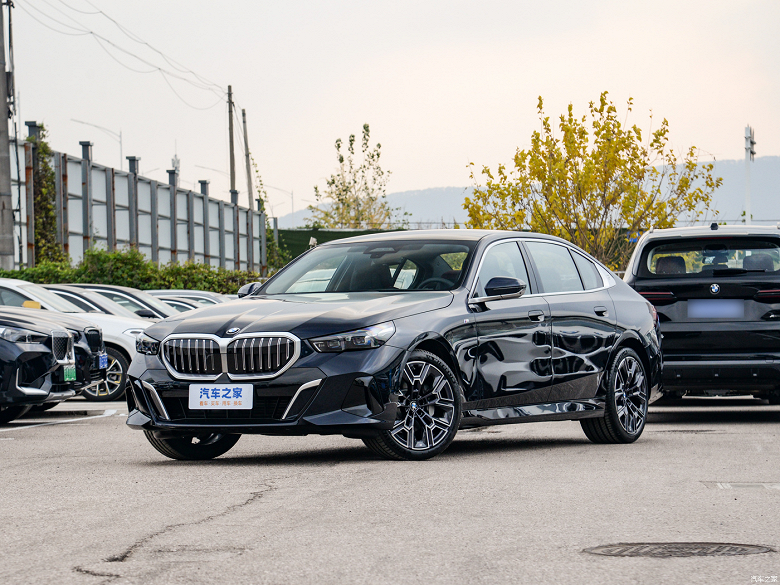 Это новейшая «пятёрка» BMW с 31-дюймовым 8K-экраном: опубликованы живые фото, названы все версии