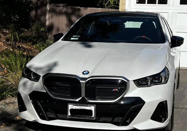 Так выглядит самая мощная «пятерка» BMW нового поколения. Живые фото серийной BMW i5 M60, разгоняющейся до 100 км/ч за 3,8 с