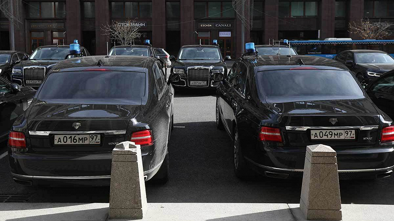 В автопарк Думы поступили десятки новых Lada Vesta, но парламентарии предпочитают 10-летние Hyundai. На какие отечественные машины пересядет власть