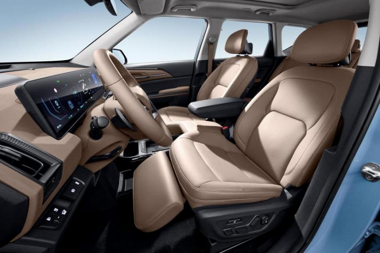 Kia, а у Sportage такое будет? Представлен топовый Kia EV5: сверхкомфортное кресло водителя, холодильник и откидной столик, как в самолёте