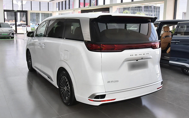 Аналог Toyota Alphard от BYD и Mercedes-Benz, который мощнее и в два раза дешевле Alphard. BYD Denza D9 продают в России за 9-10 млн рублей