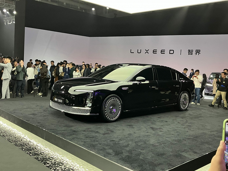 Maybach и Rolls-Royce, в сторону: новые живые фото и детали огромного суперседана Maextro S800 от Huawei