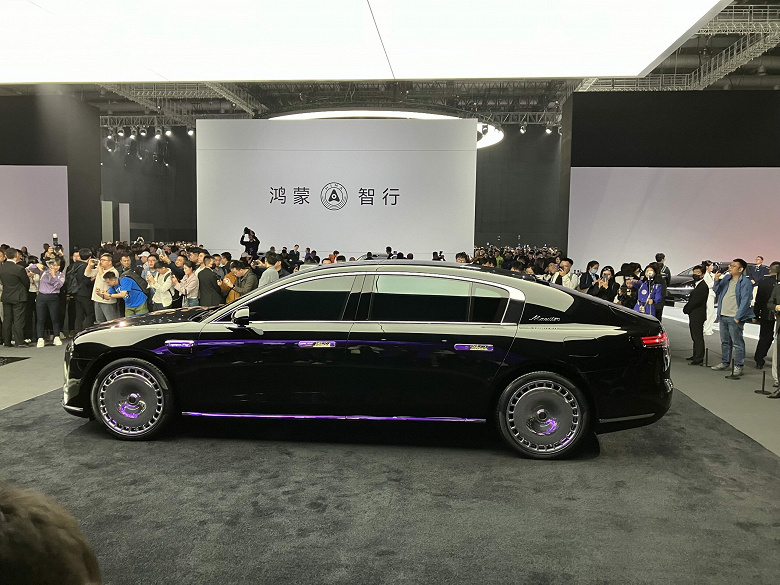 Maybach и Rolls-Royce, в сторону: новые живые фото и детали огромного суперседана Maextro S800 от Huawei