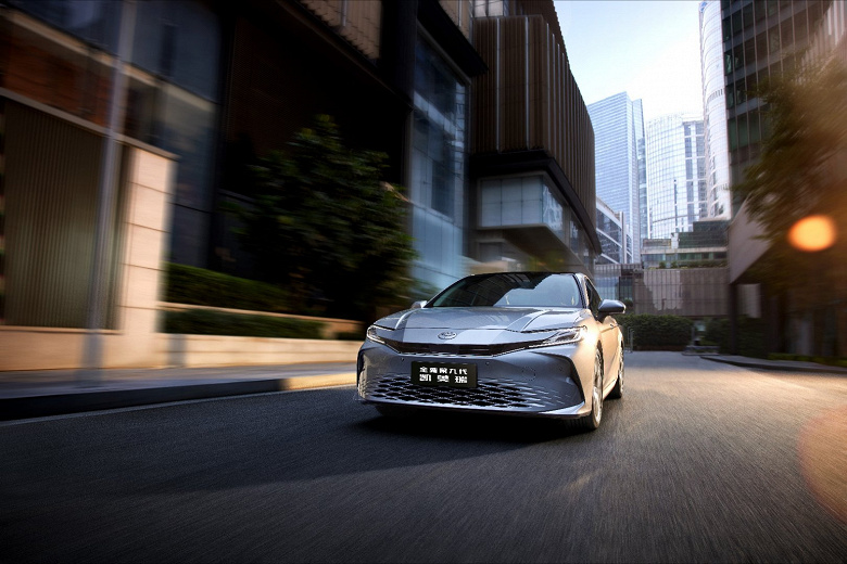 197 л.с., расход 4,2 л / 100 км, улучшенное оснащение и легендарный бренд. Новая Toyota Camry официально вышла в Китае — и подешевела