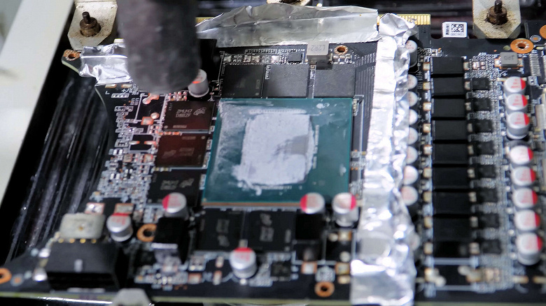 Энтузиасты выпаяли родную память GeForce RTX 4070 Ti Super, чтобы припаять более быструю. Дополнительный разгон позволил обойти RTX 4080