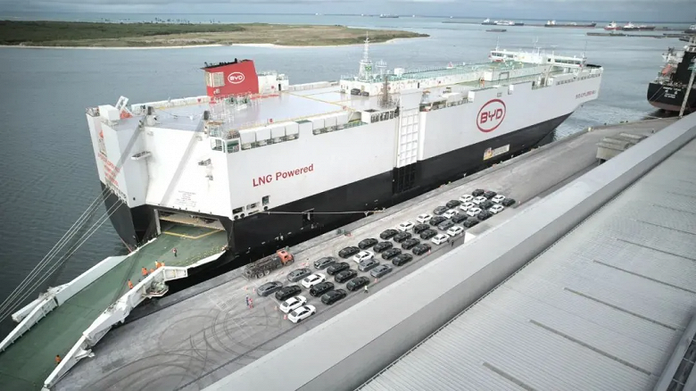 Запас хода 29 200 км и до 7000 машин на борту. Гигантское судно BYD установило новый рекорд, доставив тысячи автомобилей в Бразилию