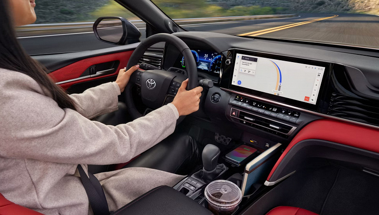 «Допы» — не только российская история. Дилеры в США продают Toyota Camry 2025 с наценкой до 5 тыс. долларов, прося доплату за USB-кабель и защиту кромок дверей