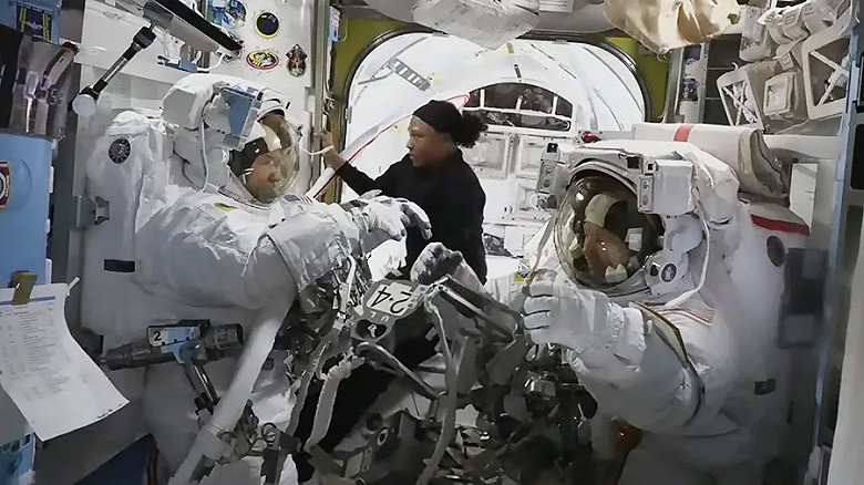 Астронавты NASA вернулись на МКС из-за проблемы со скафандром: выход в открытый космос отменён после открытия люка