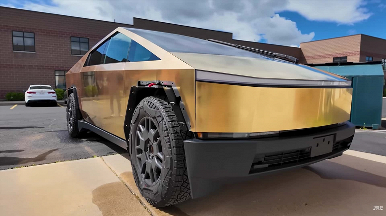 После самого «ржавого» Tesla Cybertruck появился внедорожник, покрытый 24-каратным золотом