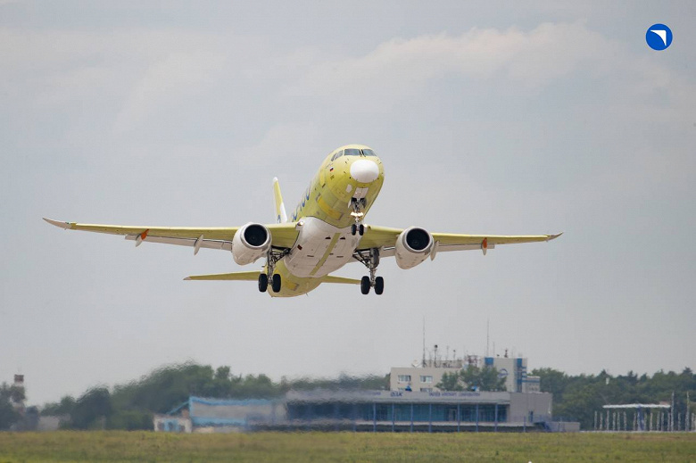 Российский импортозамещённый самолёт SJ-100 выполнил первый полёт по программе лётных сертификационных испытаний — тестировали отечественную топливную систему