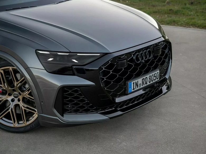 Самый мощный топливный автомобиль бренда: представлен Audi RS Q8 Performance 2025