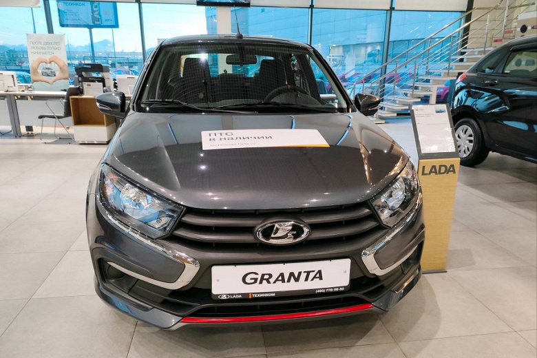 Самая дешевая Lada Granta за 700 тыс. рублей — фикция? У дилеров в Челябинске не нашлось ни одной такой машины, а средняя цена машин в наличии — 911 тыс. рублей