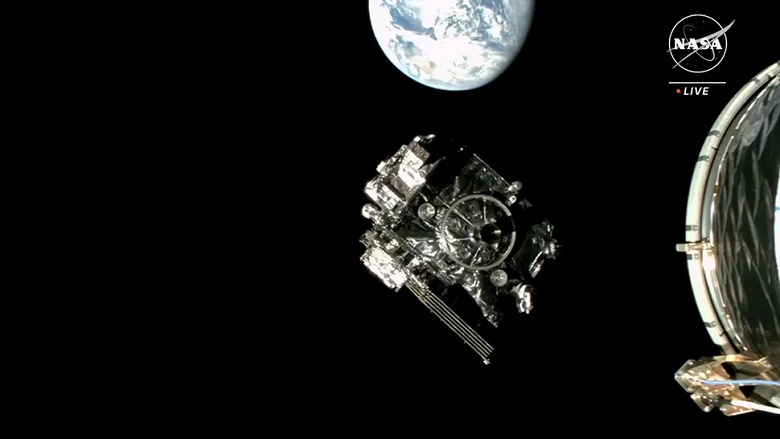 Потрясающее видео из космоса: мощный метеорологический спутник GOES-U парит под ярко сияющей Землей