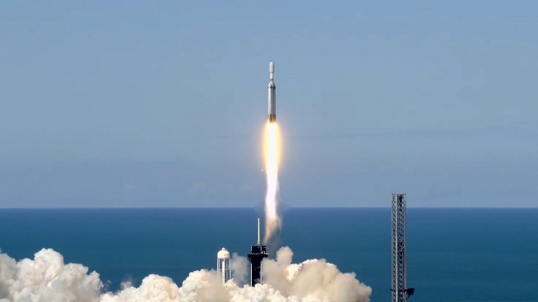 Очередной успешный запуск сверхтяжёлой ракеты SpaceX Falcon Heavy состоялся, несмотря на нелучшие погодные условия