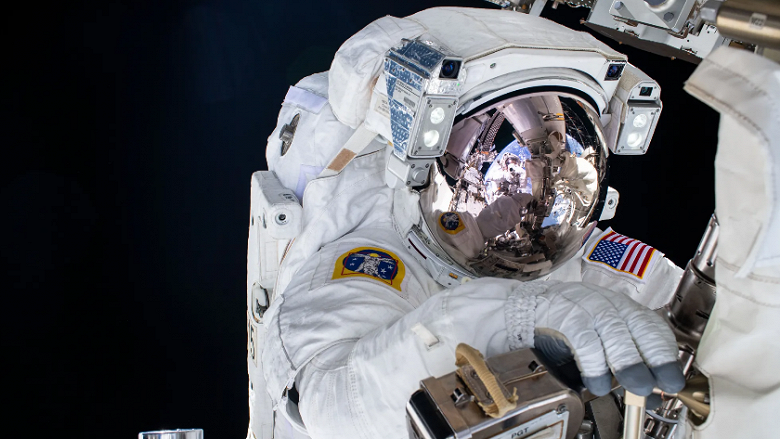 NASA отменило выход астронавтов в открытый космос на МКС из-за «неудобства в скафандре»