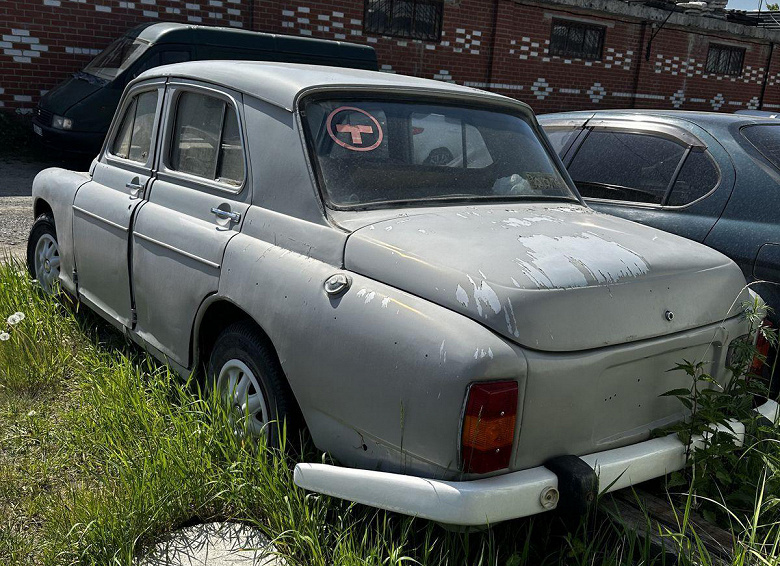 Чрезвычайно редкий для России автомобиль выставили на продажу в Тюмени. Это польская разновидность советской «Победы»
