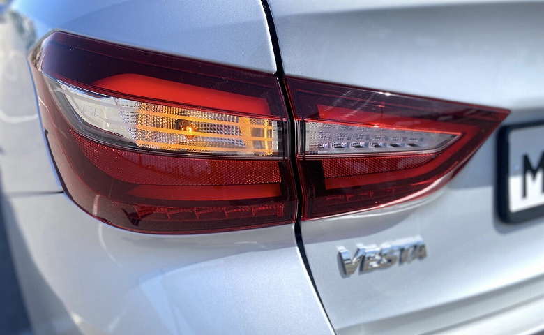 Владельцам Lada Vesta с неисправными датчиками тормоза будут дарить подарки