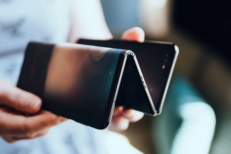 Первый смартфон Huawei с двумя шарнирами, тремя панелями и уменьшенными складками представят совсем скоро